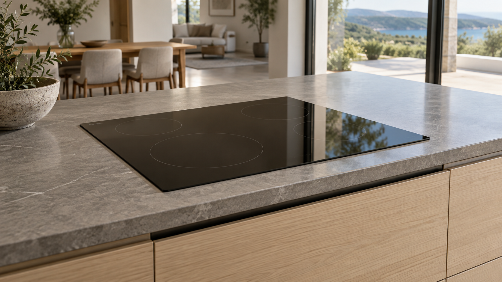 Piano a induzione libero e spento in una cucina con aperture frontali di ventilazione non ostruite